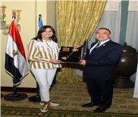 «الشريف» يُهدي وزيرة الهجرة مفتاح الإسكندرية تقديرًا لجهودها