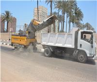 محافظ الدقهلية يتابع أعمال السيارات المكنسية لتنظيف الشوارع بالمنصورة 