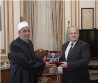 «الخشت» يهدي رئيس القطاع الديني بوزارة الأوقاف درع جامعة القاهرة