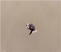 هربًا من الزحام المروري..أمريكي يلقي بنفسه في نهر مليء بالتماسيح.. فيديو
