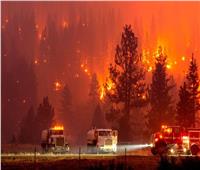عناصر الإطفاء يكافحون لإخماد الحرائق في غرب أمريكا وكندا