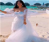جيهان خليل علي شواطئ المالديف بفستان زفاف فهل تزوجت؟ | صور
