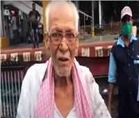 فيديو| مسن هندي ينجو من الموت بأعجوبة أسفل عجلات قطار