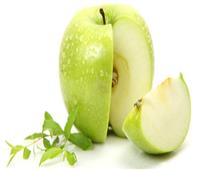 طبيبة روسية تحذر فئة من الأشخاص من تناول التفاح الأخضر  