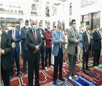 وسط إجراءات احترازية.. محافظ السويس والقيادات التنفيذية يؤدون صلاة العيد بمسجد حمزة