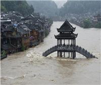 مقتل وإصابة 17 شخصًا جراء الفيضانات العارمة وسط الصين