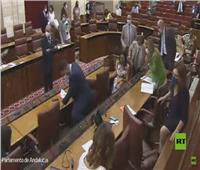 «فأر» يثير الفوضى أثناء جلسة البرلمان | فيديو