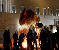 اليونان.. اشتباكات بين الشرطة ومتظاهرين يطالبون بإلزامية تلقي لقاح كورونا