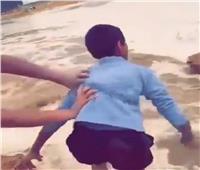 إلقاء طفل في مجرى سيل يصدم السعوديين | فيديو   