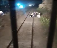 قائد قطار يمنع حادث دهس «توك توك» عالق بشريط السكة الحديد في طنطا| فيديو     