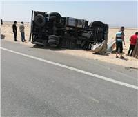 إصابة سائق وعامل في انقلاب سيارة بطريق نجع حمادي- قنا الصحراوي الغربي