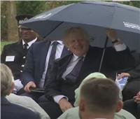 جونسون والمظلة.. لقطة طريفة لرئيس الوزراء البريطاني | فيديو