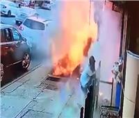 نجاة أمريكي من انفجار رهيب بفتحة صرف صحي| فيديو