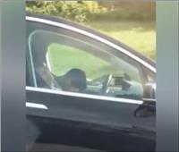 فيديو| نام أثناء القيادة على طريق سريع.. سيارة «تسلا» تنقذ سائقها