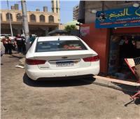 سيارة تقتحم محل بقالة بشارع الأنصارى بدمنهور بعد إصابة قائدتها بنوبة سكر 