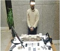  سقوط 47 تاجر مخدرات بأسلحة نارية بـ«السحر والجمال»