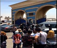 انتظار جثمان الفنانة دلال عبد العزيز أمام مسجد المشير طنطاوي | فيديو 