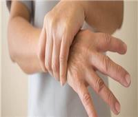 علامة أساسية في اليد تشير إلى الإصابة بمرض باركنسون الخطير 