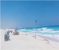 شاطئ بورسعيد مزدحم .. و«مطروح»  مغلق لارتفاع الأمواج