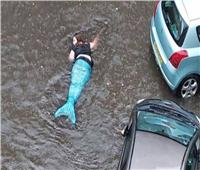 «حورية بحر» تسبح وسط شوارع اسكتلندا| صور