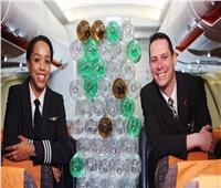 شركة طيران عالمية تبتكر زيًا لطواقمها مصنوع من «العبوات البلاستيكية»