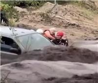 إنقاذ ثلاثة أشخاص من سيارة علقت في مياه الفيضانات| فيديو