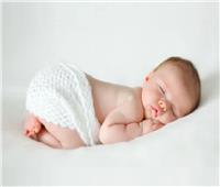 لتجنب«تشوهات الرأس».. يجب تغيير وضعية نوم «الرضيع»