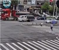 فيديو| شرطي ينقذ طفلًا من الموت بأعجوبة في الصين  
