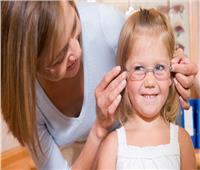 6 علامات تدل على احتياج طفلك لنظارة طبية