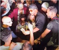 صور | الجمهور يحاصر محمد رمضان بمارينا خلال تفقده تجهيزات حفله