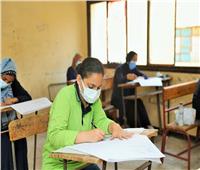 طلاب ثانوي يؤدون امتحانات الرياضيات والأحياء بالدور الثاني بالمنيا 