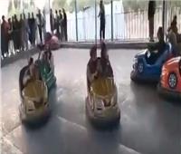 مسلحو «طالبان» يستقلون لعبة «السيارات الكهربائية» في منتزه كابول.. فيديو 
