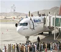 بعد أيام من سيطرة طالبان على كابول.. الأفغان يتهافتون على المطار سعًيا للهرب