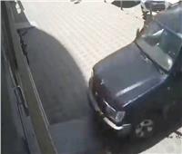 سيدة تُحطم واجهة محل بسيارتها أثناء التدريب على القيادة |فيديو