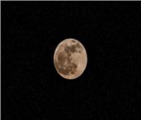 معهد البحوث الفلكية: اليوم اكتمال بدر شهر المحرم «القمر الأزرق» في السماء