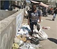 «عامل نظافة» يعثر على 400 ألف جنيه وسط القمامة.. فماذا فعل بها؟
