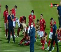 نزل الملعب| «الخطيب» يؤازر لاعبي الأهلي بعد خسارة درع الدوري 
