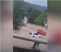 فيضانات عارمة تغمر مدينة أمريكية وتقتل العشرات..فيديو