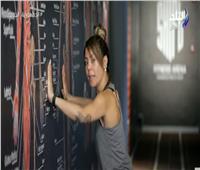 تمارين رياضية لتقوية وتنشيط عضلات الجسم باستخدام الحائط.. فيديو