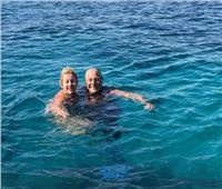 مصطفى فهمي وزوجته يسبحان في بحر كرواتيا