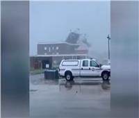 إعصار إيدا يقتلع سقف مبنى في ولاية لويزيانا 