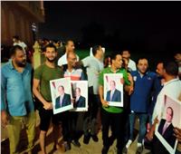 أهالي المحلة يرفعون صور الرئيس السيسي أمام منزل الطفل «زياد»| فيديو