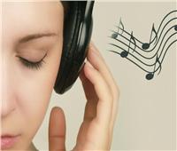دراسة: الاستمتاع للموسيقى قبل النوم قد تصيبك بديدان الأذن
