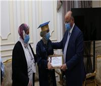 محافظ القاهرة يكرم الطالبة «بطلة الثانوية العامة»
