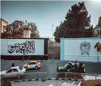علم طالبان على سور السفارة الأمريكية بكابول | فيديو