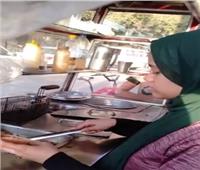 طالبة صباحًا وبائعة على عربة كبدة ليلاً: كله يهون عشان خاطر بابا | فيديو