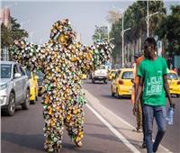 فقط في الكونغو.. مهرجان ملابس من «النفايات»| فيديو