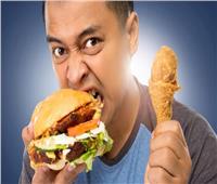 دراسة: الاطعمة الغنيه بالدهون تسبب الإفراط بتناول الطعام