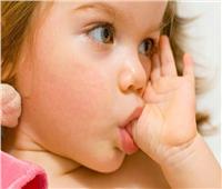طرق بسيطة للتخلص من مشكلة وضع أصابع الطفل في فمه