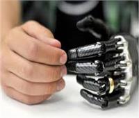 صبي أمريكي يصنع يد صناعية ثلاثية الأبعاد لصديقه